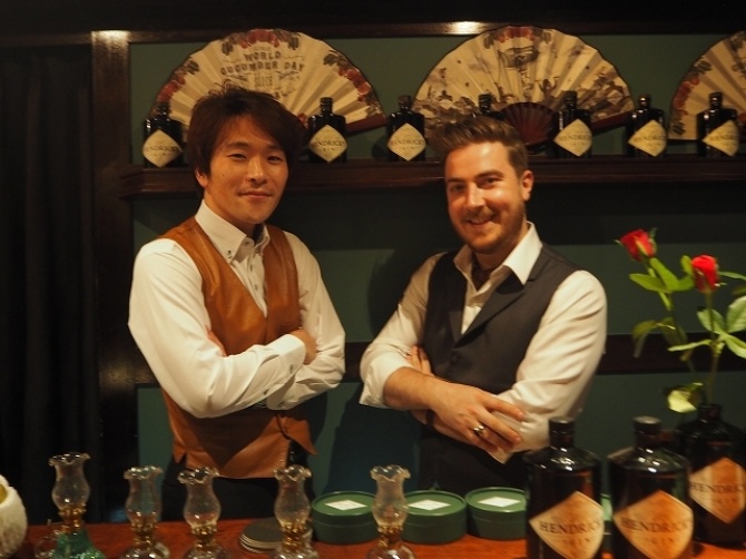 日本でのゲストバーテンディングをサポートしてくれた「Bar BUTLER Ginza Branch」の水岸直也氏とともに。