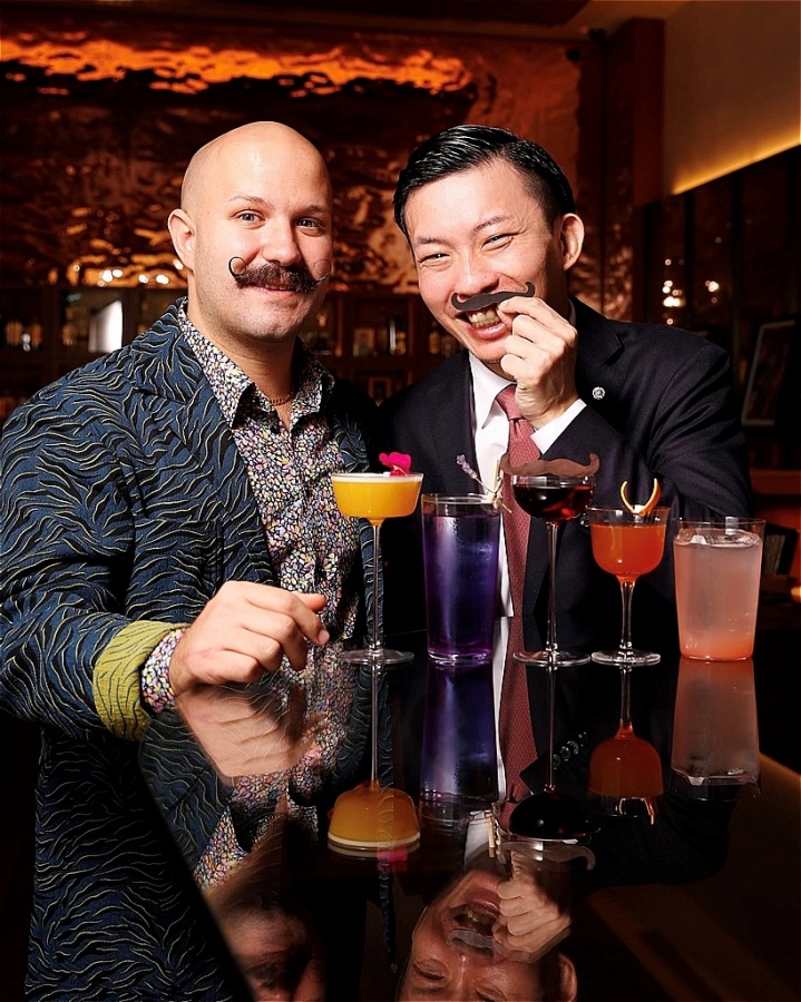 ブルガリ リゾート ドバイ「ザ・ブルガリ・バー」のバーディレクター、ダリオ・スキアヴォーニさん（左）と、「ブルガリ ギンザ・バー」ビバレッジマネージャーの川久保安寛さん（右）。