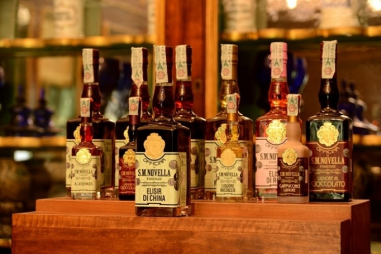 イタリア「世界一美しい薬局」発、 薬効成分のリキュールが人気