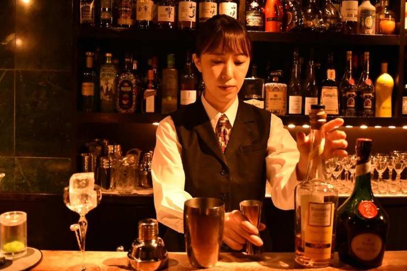 Bar石の華 若手バーテンダーを応援しよう Vol 1 名店 Bar石の華 の期待の若手 川島彩さん 前編 Pick Up Drink Planet