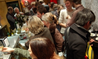 パリ発、立ち飲みの新形態、
「オードブルバー」が大人気！