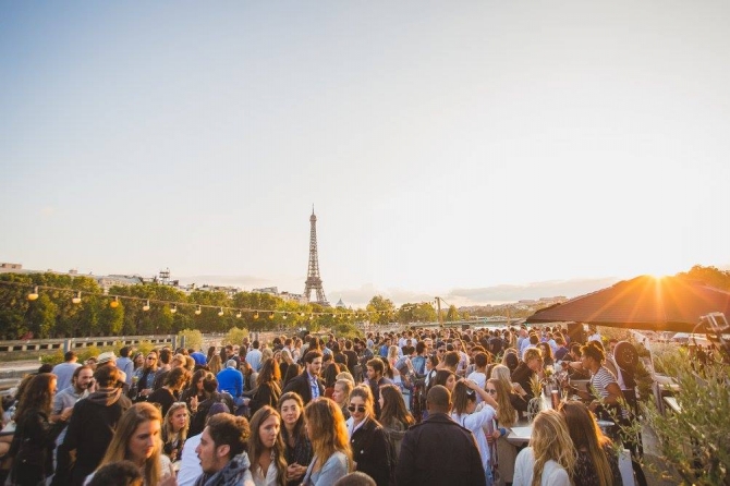 太陽の下で昼からカクテル、
パリの夏はオープンエア人気！
